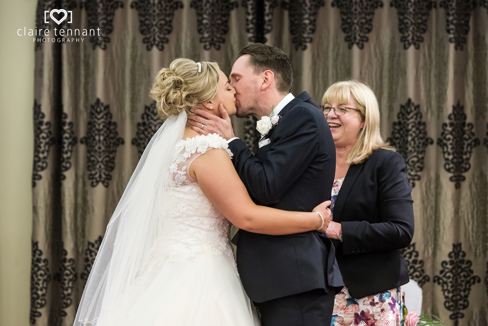 Dalziel Park Wedding kiss